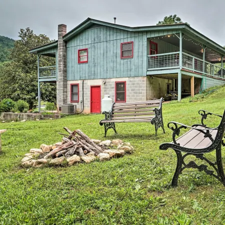 Hot Tub and Fire Pit Pet-Friendly Clayton Escape!