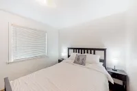 1BR Sunlit Retreat w/ Patio - Near Golf & Parks - 2 estrellas