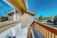 Near Hiking & Biking! Flagstaff Condo w/ Grill - شقق