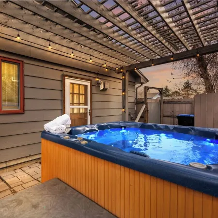 Hot Tub + Fire Pit + Huge Yard + Sleeps 12 + 2 Kitchens + Family Retreat