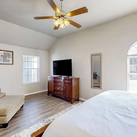 3 Mi to Downtown Conroe: Updated Townhome w/ Yard