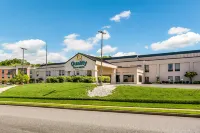 Quality Inn & Suites Bel Air I-95 Exit 77A - Parkplatz