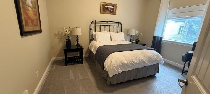 Marbella Shore, @ the Rogue River #Readingretreat #Hottub Hotels in Curry County