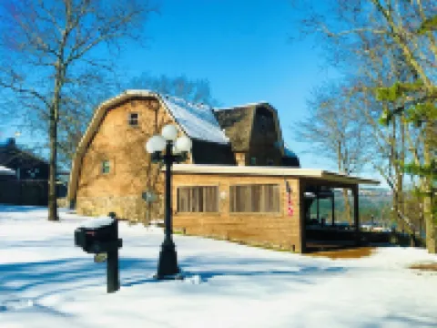 Charming Lakehouse overlooking Greers Ferry Lake