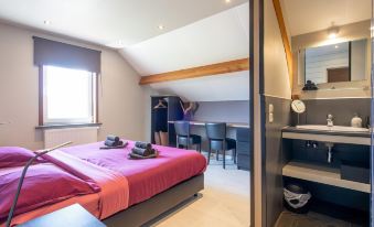 Beautiful, Luxury Home with Sauna, Hot Tub, Private Bathrooms