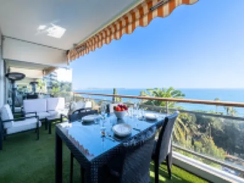 Apartment in Golfe-Juan with Sea Views Hotéis em Vallauris