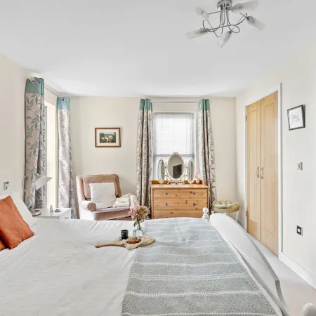 B6 Masts in Torquay With 3 Bedrooms and 2 Bathrooms