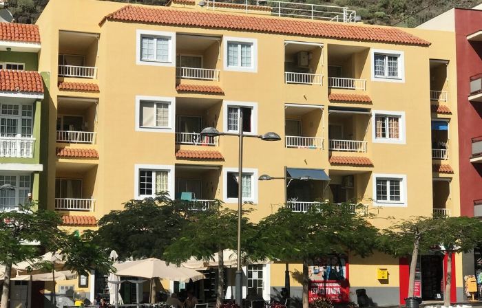 Sunny apartment directly on the Atlantic, the beach is right outside the door!