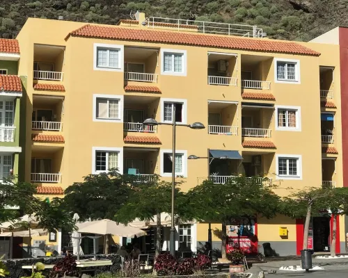 Sunny apartment directly on the Atlantic, the beach is right outside the door! Hotels in Tazacorte