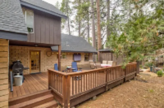 Cozy 4 bedroom Cabin with Hot Tub and BLS & Sequoia Woods access