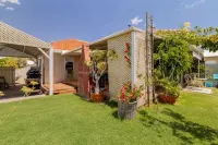Albert Road Cottage: Comfy, vintage home near water & town - breakfast
