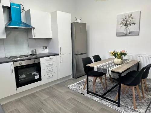 Modern 3‑Bedroom Home in Bury — Premium Mattresses • Blackout Blinds • Ensuite M - 3성급