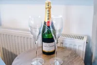 New Stunning Flat Perfect for Business Sleeps 3