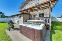 Crescent City Home w/ Hot Tub: Half-Block to Beach - parkir