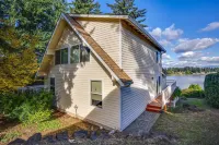 Serene 3BR Home in Kent With Modern Comforts