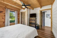 Beautiful mountain top cabin with the best 180º view in Tellico Plains!