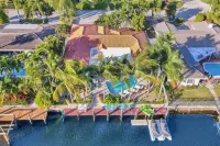 Waterfront With Pool Spa Tiki Bar and 1 Mile to Beach - Jacuzzi