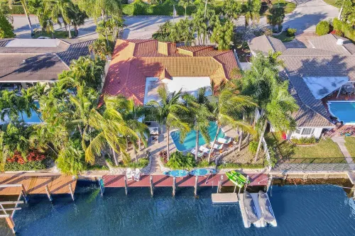 Waterfront With Pool Spa Tiki Bar and 1 Mile to Beach - Bungalows