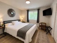 Cozy & Quiet - KING Bed - Full Kitchen - 6 Minutes to Kadlec, 5 miles to PNNL. - 4-Star
