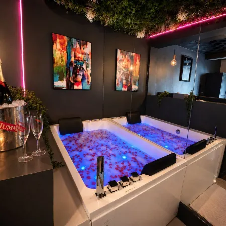 Champs‑Elysées Loveroom & Spa