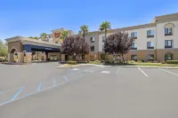 Hampton Inn & Suites Lancaster - parking