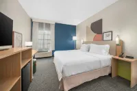 Spark by Hilton Minot - Pool