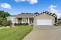 Screened Porch, Fire Pit! Family Home Near K-state - 3-Sterne