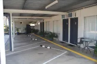 Black Diamond Motel - parkir