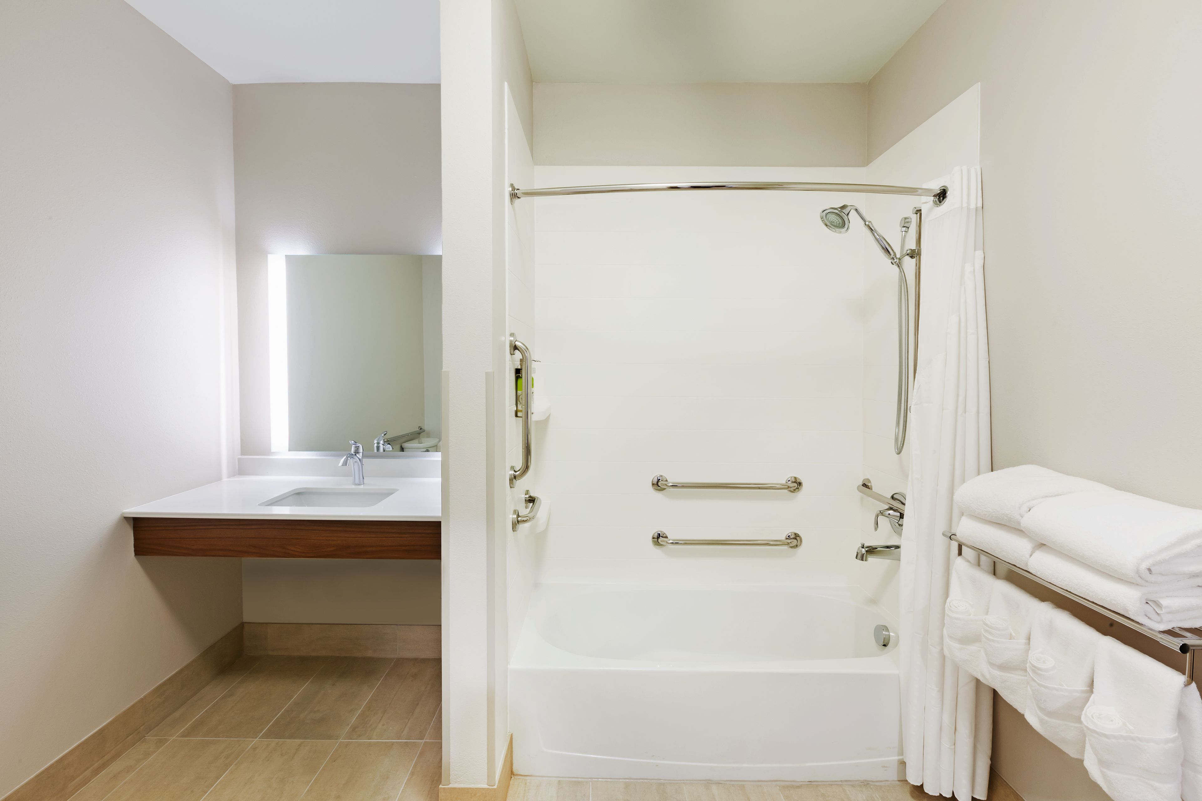 Holiday Inn Express & Suites Lenexa - Overland Park Area, an Ihg Hotel