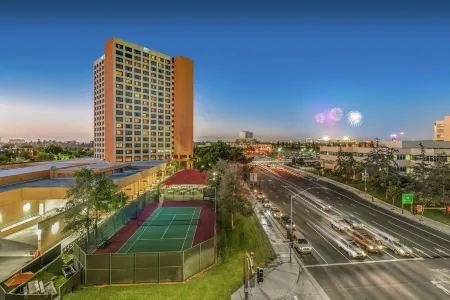 Hotel Fera Anaheim, a DoubleTree by Hilton Отели рядом с достопримечательностью «Университет Чапман»