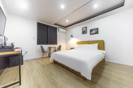 Changwon Jinhae Hotel the One Отели рядом с достопримечательностью «Yeojwacheon Stream»