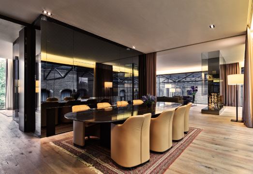 컨저버토리움 호텔의 깔끔하게 정돈된 객실 이미지