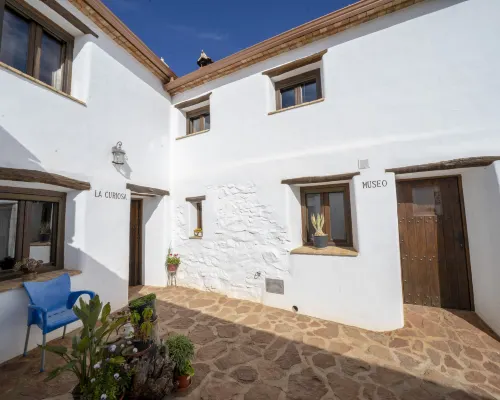 Romantic House for 2 or 4 People with Jacuzzi Hotels in Laroya
