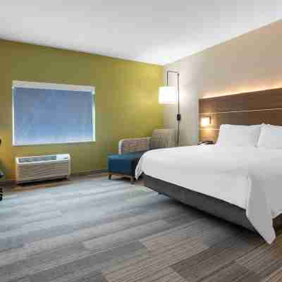 Holiday Inn Express & Suites Wildwood – the Villages Rooms