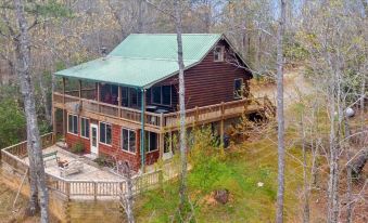 Overlook Retreat Cabin - Charming Cabin Mountain Views with Foosball Firepit