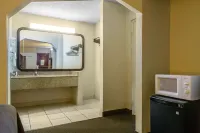 Rodeway Inn - parking