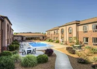 Quality Inn & Suites - Swimmingpools