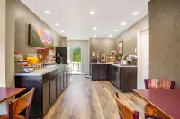 Econo Lodge Inn & Suites - breakfast