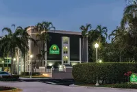 La Quinta Inn & Suites by Wyndham Plantation at SW 6th St