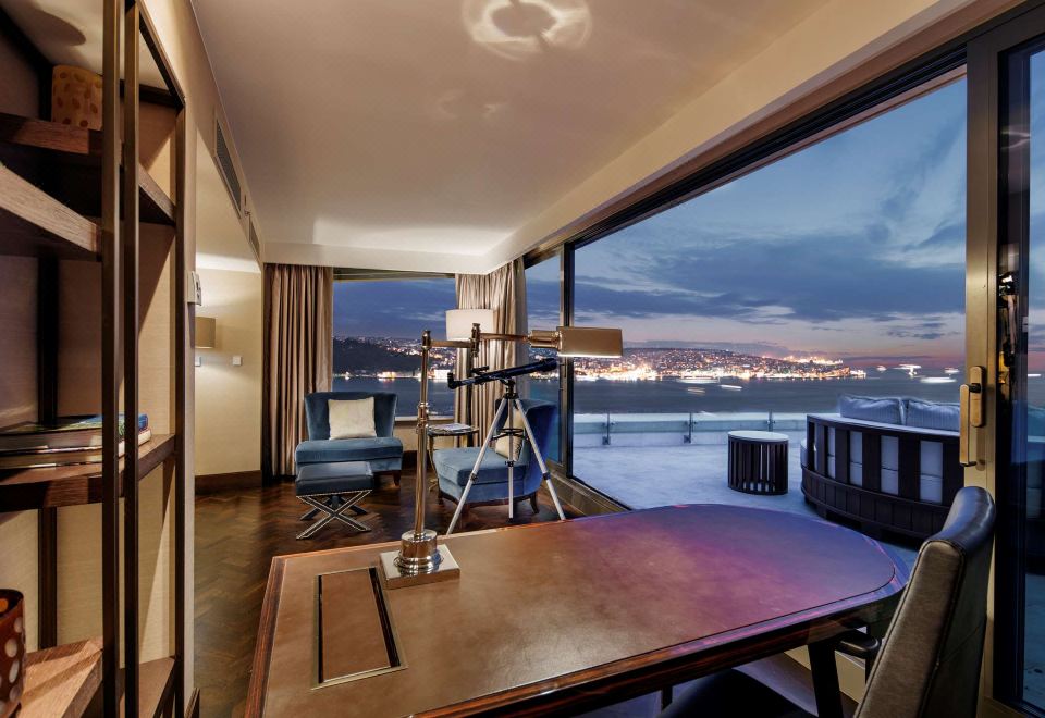 콘래드 이스탄불 보스포루스의 실내 수영장 이미지