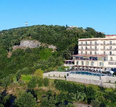 Grand Hotel Due Golfi Отели рядом с достопримечательностью «Улица Корсо-Италия»