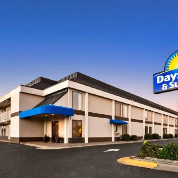 Days Inn & Suites by Wyndham Fort Bragg/Cross Creek Mall