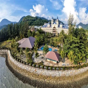 Bella Vista Waterfront Resort, Kuah Langkawi Отели рядом с достопримечательностью «Блэк- Сэнд- Бич»