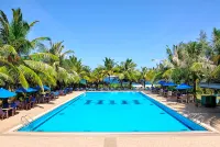 Hulhule Island Hotel - Beach