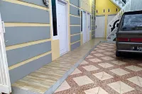 Guesthouse Berlian Batang Syariah Near Kampung Kalisalak Park Hotels near Penangkaran Lumba Lumba