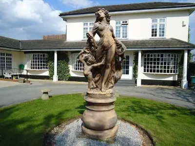Littleover Lodge Hotel فنادق في Willington