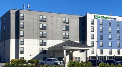 홀리데이 인 익스프레스 & 스위트 센트럴 오마하, IHG 추모공원 주변 호텔
