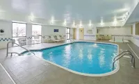 阿克倫費爾勞恩歡朋酒店 - 泳池