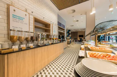 Holiday Inn Express Warsaw - Mokotow Отели рядом с достопримечательностью «Варшавский политехнический институт»