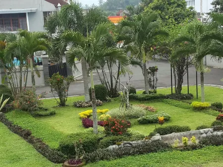 Ramayana Hotel & Restaurant Tasikmalaya Отели рядом с достопримечательностью «Teknik Informatika»